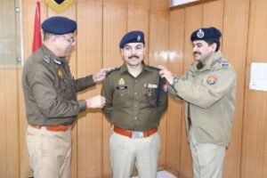 सहारनपुर02जनवरी25*एसएसपी का सेलेक्शन ग्रेड में पदोन्नति पर रैंक प्रतीक चिन्ह लगाकर शुभकामनाएं दी।