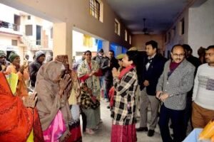 लखीमपुर02जनवरी25*डीएम दुर्गा शक्ति नागपाल वृद्धाश्रम पहुंची