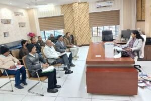 रीवा03जनवरी25*अतिरिक्त ट्रक लगाकर परिवहन की व्यवस्था सुनिश्चित करायें - कलेक्टर*