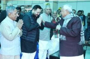 पटना03जनवरी25*लंबे समय के बाद मिले चाचा-भतीजा... तेजस्वी यादव ने जोड़े हाथ, नीतीश कुमार ने दिया आशीर्वाद।_*