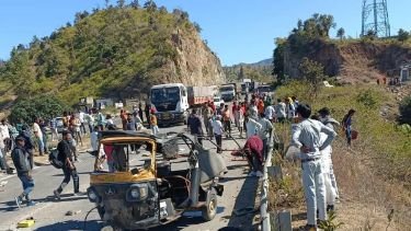 उदयपुर03जनवरी25*अनियंत्रित टेलर ने टैम्पो में मारी टक्कर,पांच की मौत नौ घायल* उदयपुर03जनवरी25*अनियंत्रित टेलर ने टैम्पो में मारी टक्कर,पांच की मौत नौ घायल*