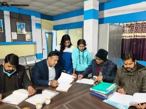 कौशांबी03जनवरी25*शिक्षको द्वारा कक्षा 10वीं और 12वीं के विद्यार्थियों के घरों का शैक्षणिक भ्रमण*