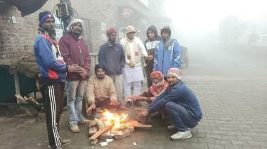 पंजाब04जनवरी25*ओमप्रकाश भुकरका ने कड़कती ठंड में मजदूरों के लिए किया आग का प्रबंध