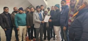 अयोध्या 04जनवरी25*लेखपालों ने धरना देकर सौंपा ज्ञापन