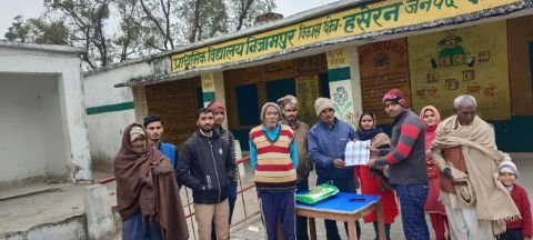 कन्नौज 7जनवरी 25*BLO द्वारा नई वोटर लिस्ट का अवलोकन कराया गया।