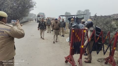 कौशांबी07जनवरी25*कौशांबी चित्रकूट के बॉर्डर पर स्थाई बैरियर पुलिस के जवान 24 घंटा रहेंगे तैनात*