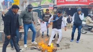 कौशांबी07जनवरी25*कांग्रेसियों ने फूंका भाजपा नेता रमेश विधूडी का पुतला*