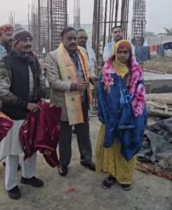 मथुरा06जनवरी25*सामलिया ग्रुप ने ग्रामीणों को वितरित किए 2 हजार कंबल