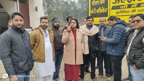 मुजफ्फरनगर07जनवरी25*जलभराव और टूटी सड़क से परेशान व्यापारियों के बीच पहुंची ईओ ने सुनी समस्या मुजफ्फरनगर07जनवरी25*जलभराव और टूटी सड़क से परेशान व्यापारियों के बीच पहुंची ईओ ने सुनी समस्या