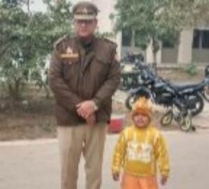 हरदोई08जनवरी25*पिहानी में बच्चों के मन से 'पुलिस का डर' निकाल रहे है निरीक्षक संजय त्यागी