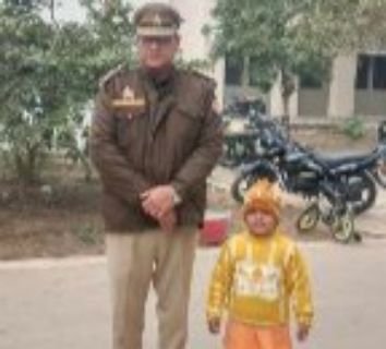 हरदोई08जनवरी25*पिहानी में बच्चों के मन से 'पुलिस का डर' निकाल रहे है निरीक्षक संजय त्यागी हरदोई08जनवरी25*पिहानी में बच्चों के मन से 'पुलिस का डर' निकाल रहे है निरीक्षक संजय त्यागी