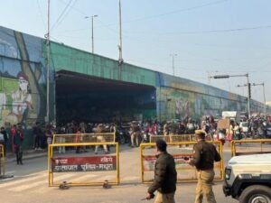 मथुरा09जनवरी25*एमपी सीएम के काफिले के कारण आधा घंटा जाम रहा हाईवे