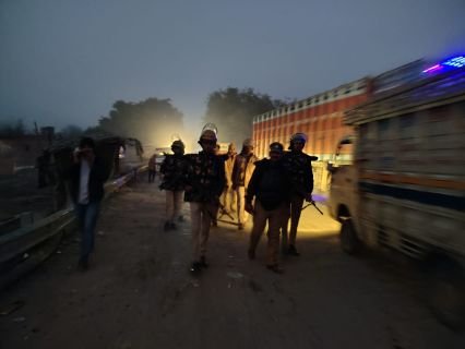 कौशांबी09जनवरी25*चित्रकूट कौशांबी बॉर्डर पर महेवा घाट पुलिस ने की चेकिंग* कौशांबी09जनवरी25*चित्रकूट कौशांबी बॉर्डर पर महेवा घाट पुलिस ने की चेकिंग*