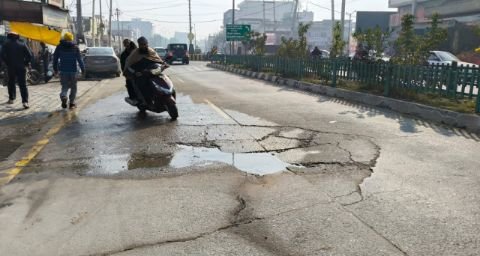 पंजाब10जनवरी25*सुंदर नगरी के सामने से टूटने लगी नई बनी हनुमानगढ़ रोड पंजाब10जनवरी25*सुंदर नगरी के सामने से टूटने लगी नई बनी हनुमानगढ़ रोड