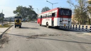 पंजाब09जनवरी25*आभा स्केयर को जाने वाली सड़क टूटी, ठेकेदार के खिलाफ कार्यवाई की मांग