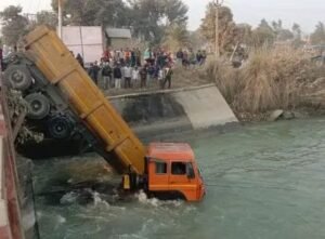 अमेठी12जनवरी25*रेलिंग तोड़कर नहर में गिरा ट्राला