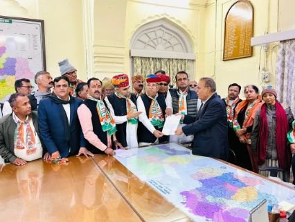 जोधपुर13जनवरी25*किसानों की फसल खराबे का मुआवजा व अनुदान न मिलने के विरोध में डीएम को ज्ञापन सौंपा।