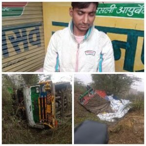 औरैया13जनवरी25*मोटर साइकिल सवार को बचाने में पलटा प्लास्टिक दाना से भरा ट्रक।