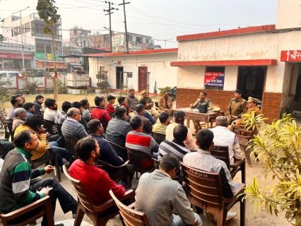 लखनऊ13जनवरी25*सहायक पुलिस आयुक्त ने व्यापारियों के साथ पीस कमेटी की बैठक की।