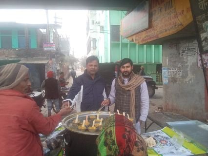 औरैया14जनवरी25*दिबियापुर नगर में मकर संक्रांति की शुभकामनाओं के साथ की खिचड़ी वितरण,