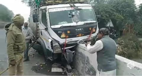 अयोध्या14जनवरी25*टमाटर लेकर गोरखपुर मंडी जा रहा था डीसीएम सेफ़्टी वाल पर चढ़कर पलटा
