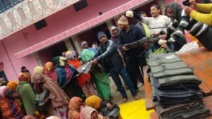 कौशांबी15जनवरी25*हाड़ कपाने वाली ठंड में बलीपुर टाटा में समाजसेवियों ने गरीबो को दिया कम्बल*