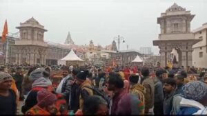 अयोध्या15जनवरी25*मिनी कुंभ में भी लाखों श्रद्धालु सरयू स्नान कर राम मंदिर में कर रहे दर्शन पूजन, सुरक्षा कड़ी