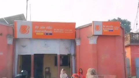 भागलपुर17जनवरी25*सीएसपी संचालक ने 100 से ज्यादा खाताधारकों को 40 लाख रुपये का चूना लगा डाला. भागलपुर17जनवरी25*सीएसपी संचालक ने 100 से ज्यादा खाताधारकों को 40 लाख रुपये का चूना लगा डाला.