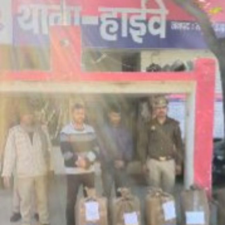 मथुरा25.01.25*02अभियुक्तगण को 14 पेटी गैर प्रान्त की विदेशी मदिरा के साथ किया गया गिरफ्तार