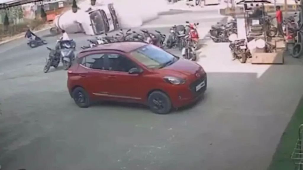 पुणे25जनवरी25*मोड़ पर पलट गया सीमेंट मिक्सर वाहन, दोपहिया वाहन पर गिरा, दो छात्राओं की मौके पर मौत पुणे25जनवरी25*मोड़ पर पलट गया सीमेंट मिक्सर वाहन, दोपहिया वाहन पर गिरा, दो छात्राओं की मौके पर मौत