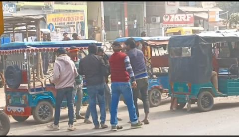 भागलपुर25जनवरी25*सवारी बैठाने को लेकर दो ई रिक्शा चालकों के बीच जमकर हुई मारपीट।