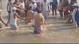 महाकुम्भनगर26जनवरी25*महाकुंभ पहुंचे अखिलेश यादव, संगम में लगाई डुबकी