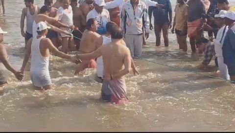 महाकुम्भनगर26जनवरी25*महाकुंभ पहुंचे अखिलेश यादव, संगम में लगाई डुबकी