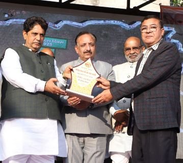 सहारनपुर27जनवरी25*प्रभारी मंत्री ने वरिष्ठ समाजसेवी एवं पत्रकार सुरेन्द्र चौहान को किया सम्मानित*