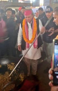 प्रयागराज27जनवरी25*सेक्टर-19 में अदाणी और इस्कॉन किचन में अखिलेश यादव ने बनाया महाप्रसाद..*