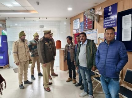 हरदोई27जनवरी25*बैंकों में पुलिस ने की चेकिंग, चेक किए सुरक्षा उपकरण