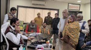 औरैया30जनवरी25*दाखिल खारिज के नाम पर भतीजे ने लिखवा लिया मकान*,