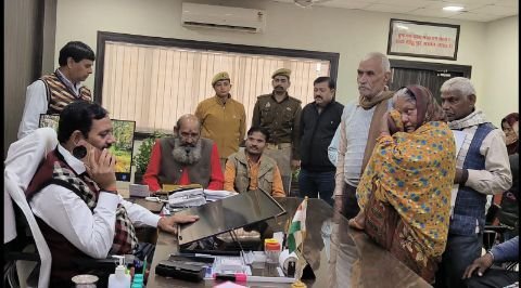 औरैया30जनवरी25*दाखिल खारिज के नाम पर भतीजे ने लिखवा लिया मकान*,