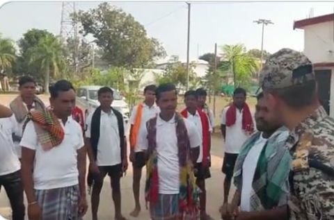 छत्तीसगढ़30जनवरी25*29 नक्सलियों ने पुलिस के समक्ष किया आत्मसमर्पण*