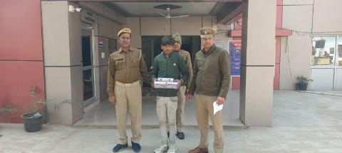 मथुरा31जनवरी25*अभियुक्त को अवैध चरस तमंचा सहित गिरफ्तार किया।