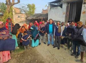 रायबरेली १९ जनबरी 25 *समाजसेवी व प्रधान प्रतिनिधि आशू सिंह ने मऊ गांव में बांटे 500 कंबल