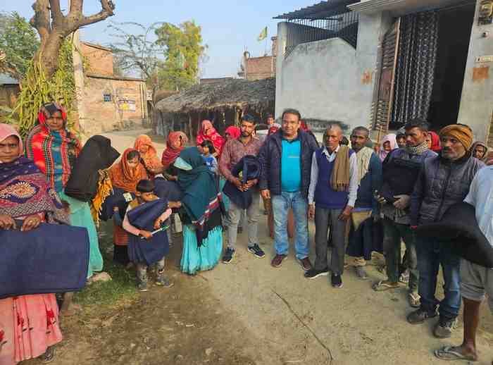 रायबरेली १९ जनबरी 25 *समाजसेवी व प्रधान प्रतिनिधि आशू सिंह ने मऊ गांव में बांटे 500 कंबल