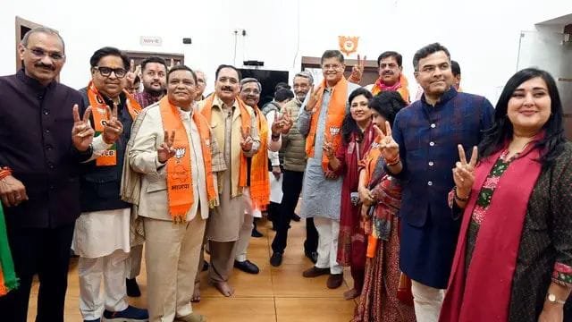 दिल्ली17फरवरी25*दिल्ली के अगले मुख्यमंत्री मंत्रिपरिषद के साथ 20 फरवरी को शपथ लेंगे।