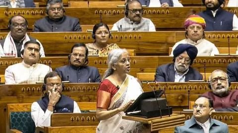 पटना01फरवरी25*साड़ी से लेकर घोषणाओं तक चुनावी साल में बिहार के लिए बहार,