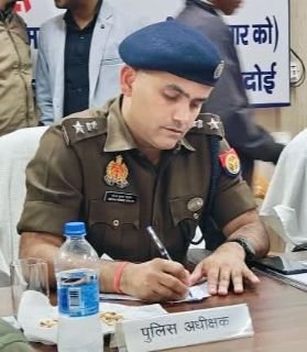 हरदोई03फरवरी25*एसपी ने सब-इंस्पेक्टर सुरेन्द्र मिश्रा को तत्काल प्रभाव से लाइन हाजिर कर दिया है*।