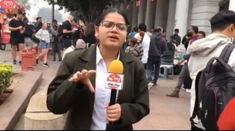 दिल्ली04फरवरी25*केजरीवाल की टोपी केजरीवाल के सिर पर।