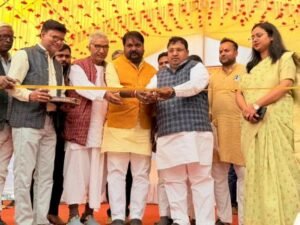 कानपुर नगर04फरवरी25*बसंत मेले में पहुंचे ग्रा0 जिला अध्यक्ष दिनेश कुशवाहा व विधायक