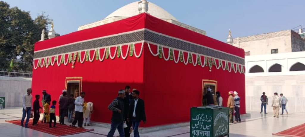 कानपुर नगर04फरवरी25*देश विदेश से पहुंच रहे मकनपुर में जायरीन मेले की बढ़ रही शोभा