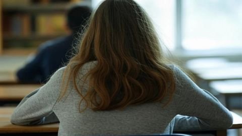 इंदौर08फरवरी25*नीट और बैंक की परीक्षा में चयन न होने से परेशान छात्रा ने लगा ली फांसी*