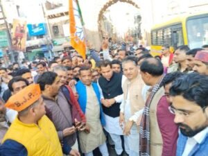 दिल्ली08फरवरी25*जीत पर भाजपा कार्यकर्ताओं का जश्नः आतिशबाजी की और ढोल बजाए,